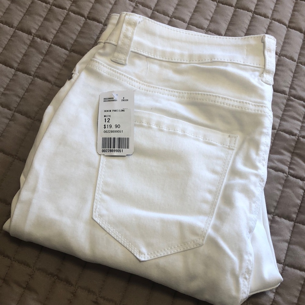 White skinny jeans - Forever 21. Never worn. Tags